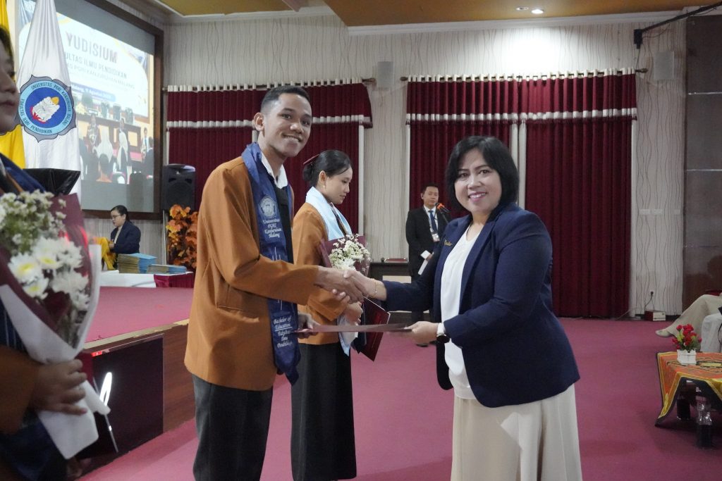 Dari Duta Kampus hingga Lulusan Terbaik PPKn, Sebastianus Mardi Buktikan Mahasiswa Organisasional Bisa Puncaki Prestasi!